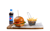 Chicken burger s pomfrijem in pepsi 0.5 l