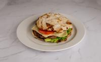 Balkan burger (Pleskavica, svež paradižnik, sveža solata, čebula , hišni preliv