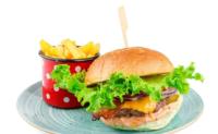 Bacon burger s pomfrijem