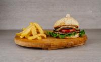 BURGER S HRUSTLJAVO ZAPEČENO SLANINO+POMMES FRITES