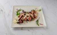 BIFTEK TAGLIATA NA SOLATNEM ŠOPKU Z LISTIČI PARMEZANA