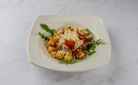 Domači njoki s pršutom, rukolo in mozzarello