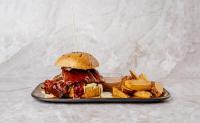 BABY RIBS burger (z domačim krompirčkom)