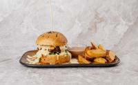DEŽELNI burger (z domačim krompirčkom)