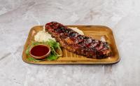 Rebrca 'BABY RIBS" (s hišnim pire krompirjem in omako)