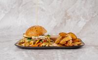 VEGI grill burger (z domačim krompirčkom)