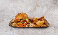 VEGI sojin burger (z domačim krompirčkom)