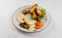 Arabski burek z mletim mesom in humus