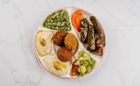 Falafel krožnik s sarmo in humusom