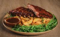 BBQ Spare ribs (cca 500 g svinjskih rebr´c) z domačo Bulleit Burbon omako s pečenim krompirjem