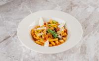 MAKARONI S ČEŠNJEVIM PARADIŽNIKOM, BAZILIKO IN MOZZARELLO