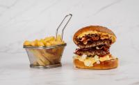 BACON BURGER S KROMPIRČKOM IN ČESNOVO OMAKO