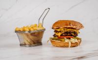 Cheese burger s pomfrijem in česnovo omako