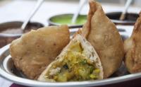 Samosa (2 kosa) + meta in mango chutney