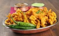 Chili onion bhajia + meta in mango chutney