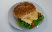 Sir na žaru burger